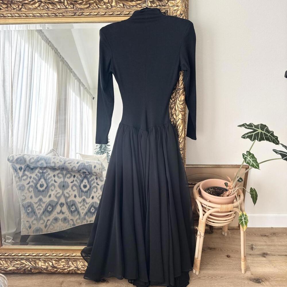 1980s Norma Kamali iconic fit and flare dress in black - Picture 5 of 5